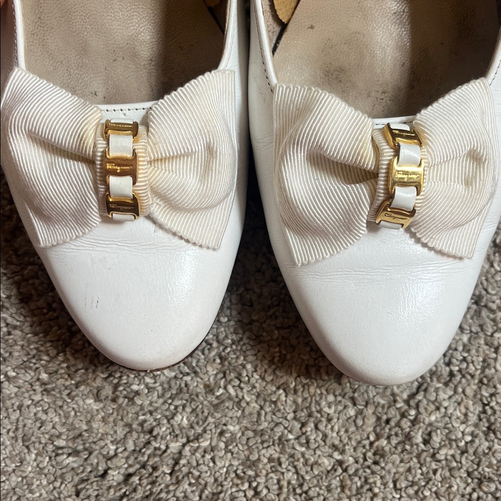 Vintage Salvatore Ferragamo White Bow Pumps with Gold Accent - Picture 13 of 16